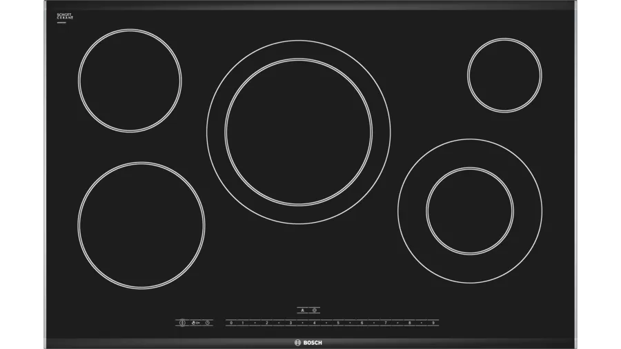 Cocina de vitrocerámica elegante y moderna en una cocina bien iluminada de Logroño, destacando su diseño liso y contemporáneo que facilita la cocción y limpieza.